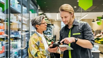 En man och en kvinna som diskuterar om något