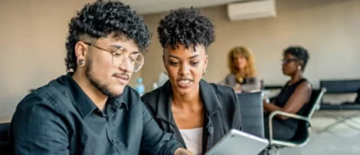 En man och en kvinna som pratar