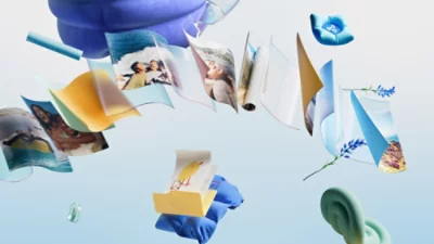 Un smartphone con una aplicación de administración de archivos sobre una mesa, junto a un pasaporte y tarjetas de embarque