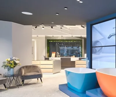 Ett rum med ett badkar och en stol.