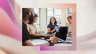 En grupp personer sitter runt ett bord.