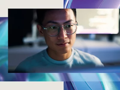 En man som tittar på en datorskärm.