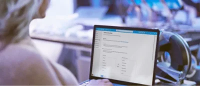 Seseorang menggunakan laptop.