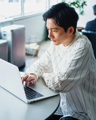 En person skriver på en bärbar dator.