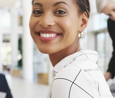 En flicka med leende ansiktsbild