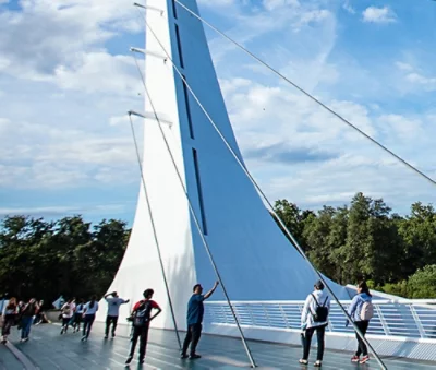 Flera personer tittar på en produkt