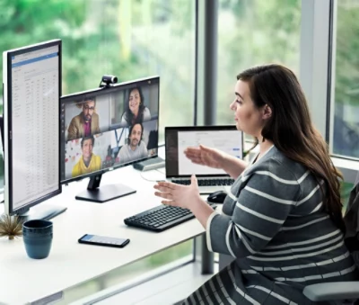 En kvinna i kostym tittar på en dator