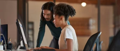 Mężczyzna i kobieta patrzący na komputer.