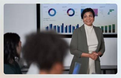 Kvinna som står framför en whiteboard och ler