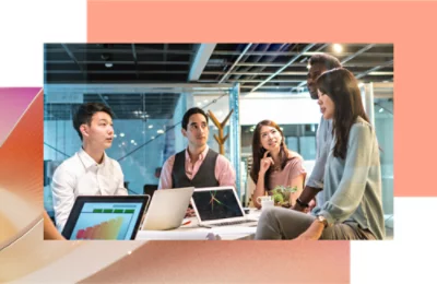 En grupp personer som diskuterar