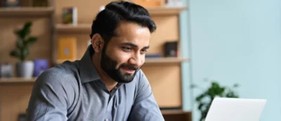 Egy szakállas ember