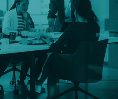 En grupp personer sitter vid ett bord.