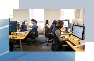 Ufficio aperto con più dipendenti che lavorano indipendentemente alle workstation.