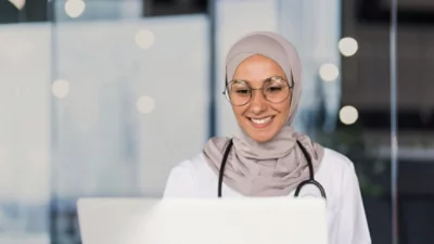 Ein Arzt, der auf den Bildschirm schaut.