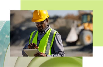 En person som bär en säkerhetsväst och en hjälm