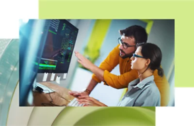 Två personer som tittar på en datorskärm