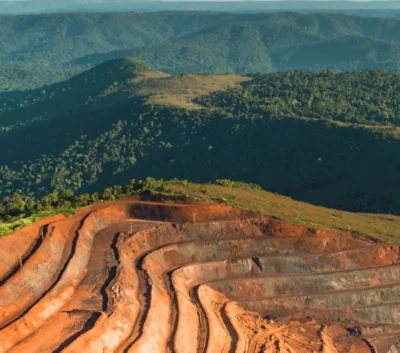 Ett landskap med berg och träd