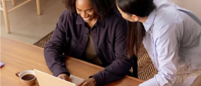 En kvinna tittar på en bärbar dator.