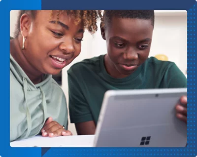 Frauen, die auf einen Computerbildschirm schauen.