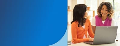 Frauen, die auf einen Computerbildschirm schauen.