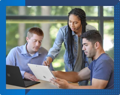 Un grupo de personas mirando una tableta.