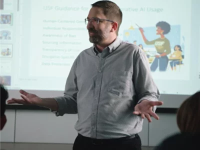 Una persona con una camisa gris.