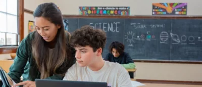 Una persona joven mirando un ordenador.