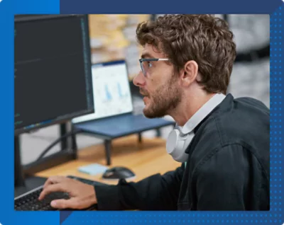 Una persona mirando la pantalla de un equipo.