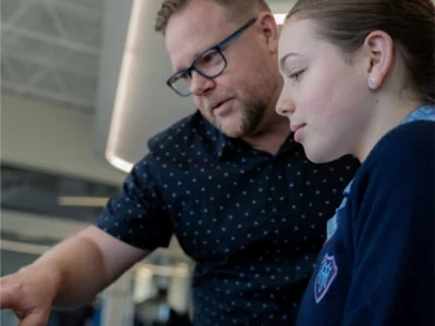 Dos personas mirando la pantalla de un equipo.