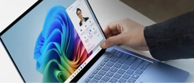 A mão de uma pessoa a tocar num portátil.