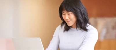 En person tittar på en dator.