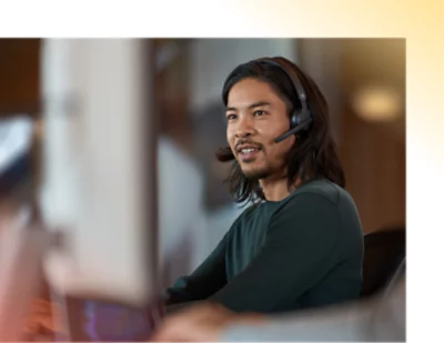 Eine Person, die ein Headset trägt