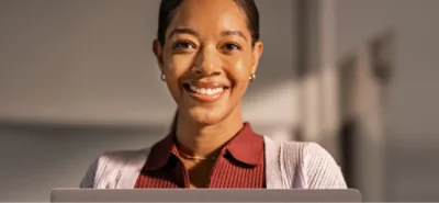 seseorang menunjuk ke monitor desktop besar