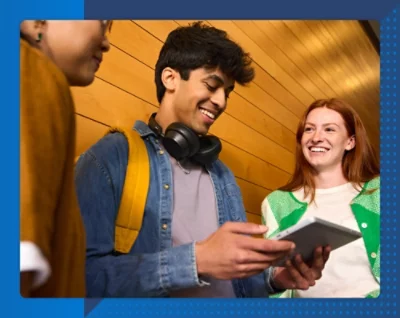 Eine Gruppe von Lernenden arbeitet gemeinsam an einem Tablet.