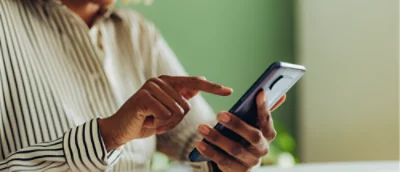 En person håller i en telefon