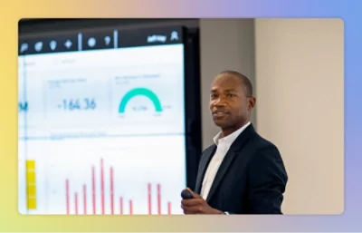 En person förklarar vid en tavla och visar några diagram 