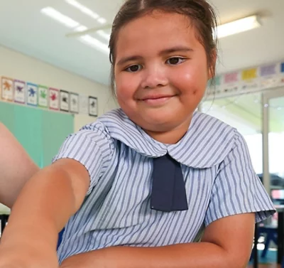 Nahaufnahme eines Mädchens in einem gestreiften Shirt.