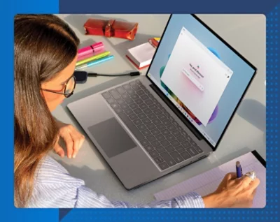 Eine Frau benutzt einen Laptop.