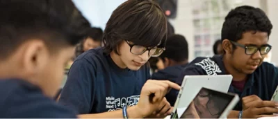 Ein Mann mit Brille, der auf ein Tablet schaut.