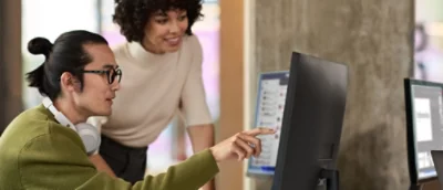 Seseorang menunjuk ke layar komputer.