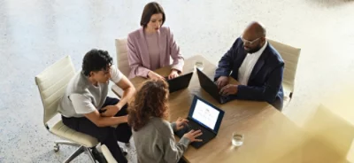 Tiga karyawan sedang rapat