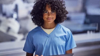 En person som bär en blå tröja.