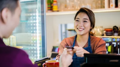 En närbild av en persons ansikte med texten 7 synlig.