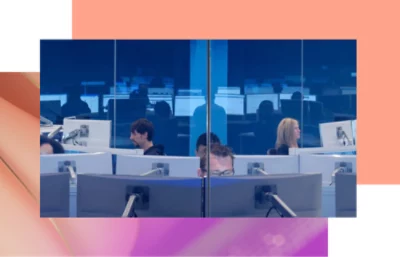 Eine Gruppe von Personen, die an Computern sitzen