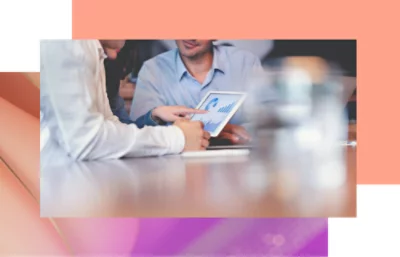 Zwei Personen, die auf ein Tablet schauen