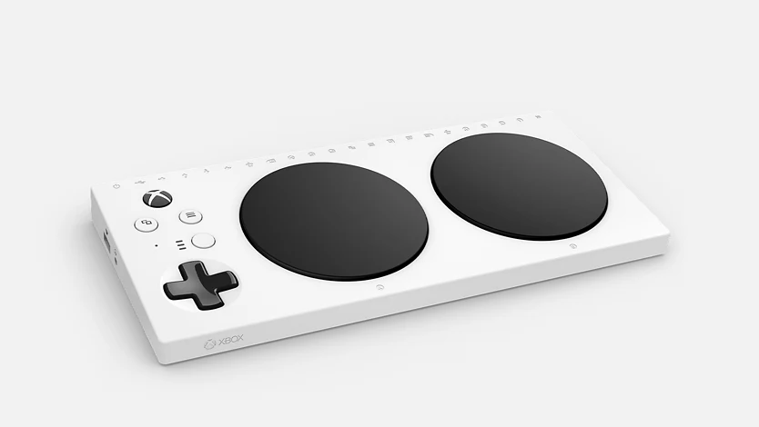Xbox Adaptive Controller sedd i vinkel.