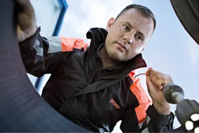 Mężczyzna współpracuje z firmą DYNO-ROD