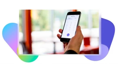 O mână ținând un telefon cu ecranul de apelare din Microsoft Teams