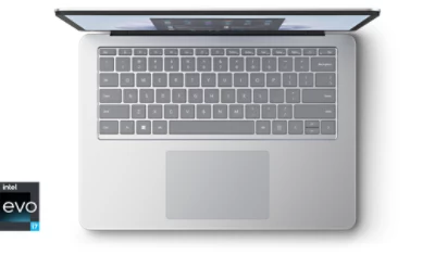 Un dispositivo Surface Laptop Studio 2 para empresas en modo Estudio, al lado de un Lápiz para Surface 2 para empresas.