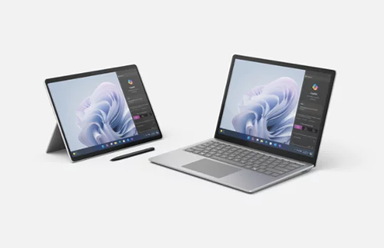 Bild på Surface for Business-familjen med Surface Pro 10 på kickstand, Surface Slim Pen 2 och Surface Laptop 6.